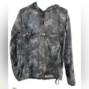 Under armor grey splatter design wind breaker. Size small.